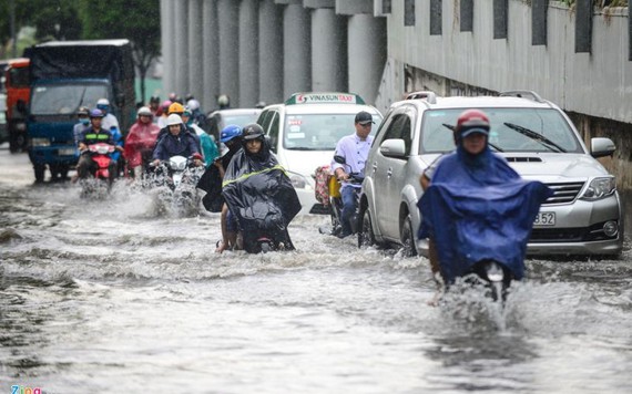 Siêu máy bơm 'tê liệt', đường Nguyễn Hữu Cảnh lại ngập