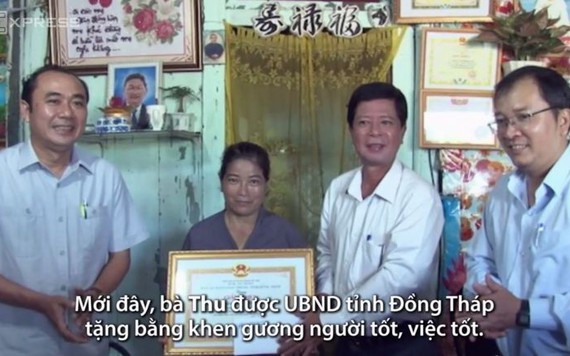 Người phụ nữ nhặt ve chai kiếm tiền vá đường ở miền Tây