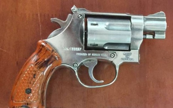 Chủ hãng nước đá nổi tiếng Cần Thơ rút súng doạ bắn phụ nữ