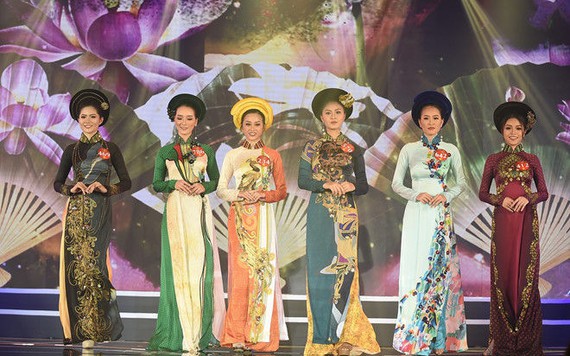 BST áo dài họa tiết chim công cách điệu in 3D trên nền lụa