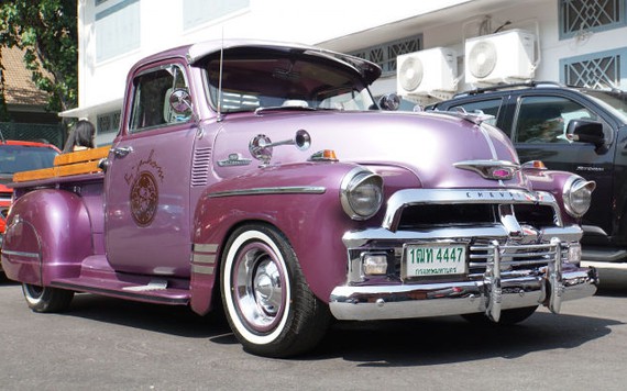 Ngắm những chiếc xe bán tải '60 năm vẫn chạy tốt' của ông chủ chợ đêm tại Thái Lan