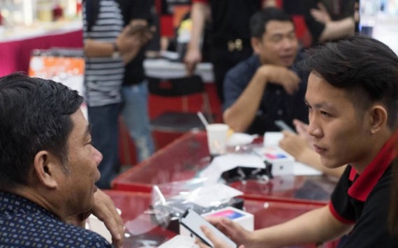 iPhone X chính hãng khan hàng khi bán tại Việt Nam dù không quà, không khuyến mại