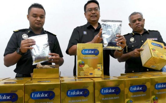 Malaysia phát hiện hơn 200 hộp sữa nghi giả trong cửa hàng dược phẩm Trung Quốc