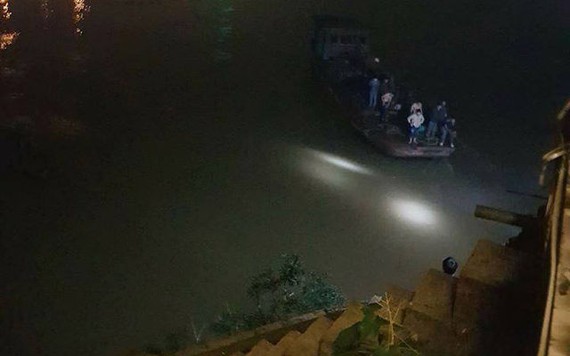 Lùi xe xuống sông Hồng, 2 bác sỹ bệnh viện Yên Bái thiệt mạng