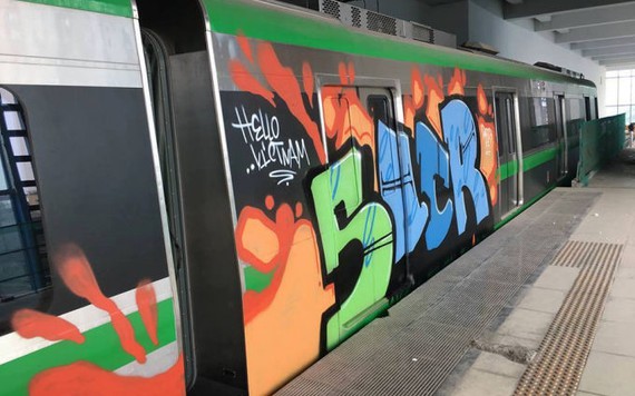 Bức xúc hình ảnh đoàn tàu đường sắt trên cao Cát Linh - Hà Đông bị bôi bẩn bằng hình vẽ graffiti chi chít