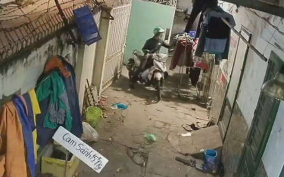 Kẻ bệnh hoạn đội mũ Grabbike trộm sạch đồ lót nữ ở khu nhà trọ TP.HCM