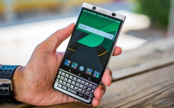 BlackBerry "so kè" Apple trong nhóm những smartphone có pin "trâu" nhất