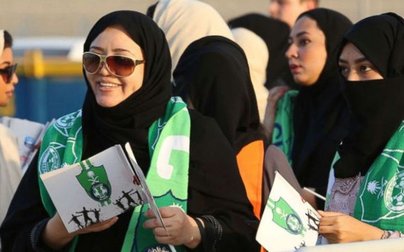 Lần đầu tiên trong lịch sử phụ nữ Saudi Arabia được vào sân xem bóng đá