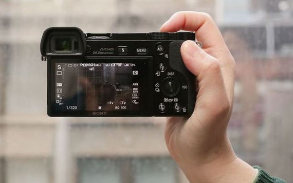 Fujifilm X-A5 và Sony A6000, máy nào phù hợp để "chơi" trong Tết này?