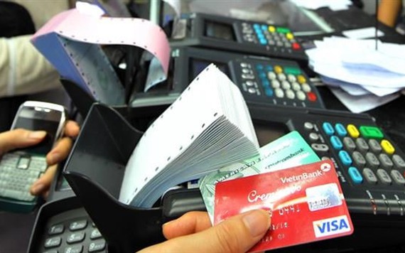 Sợ máy ATM hết tiền, ngân hàng khuyến khích khách... quẹt thẻ