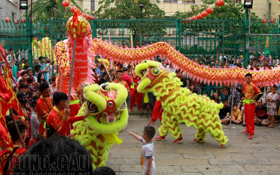 Rộn ràng lân sư rồng xếp hàng xin bình an trước năm mới ở Sài Gòn