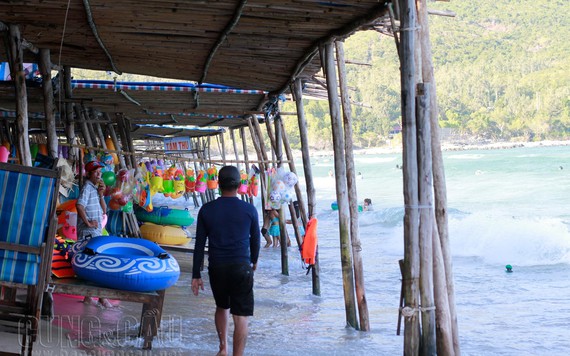 Bãi Dài, vẻ đẹp hoang sơ đang bị rác "xâm lấn" và dịch vụ kém