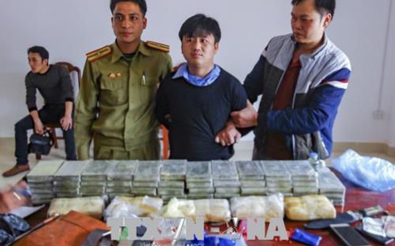 Bắt giữ 3 người Lào, thu giữ 60 bánh heroin