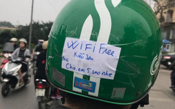 ‘Soái ca’ chạy GrabBike được dân mạng chấm điểm 10 vì hành động hào phóng phát wifi miễn phí cho khách