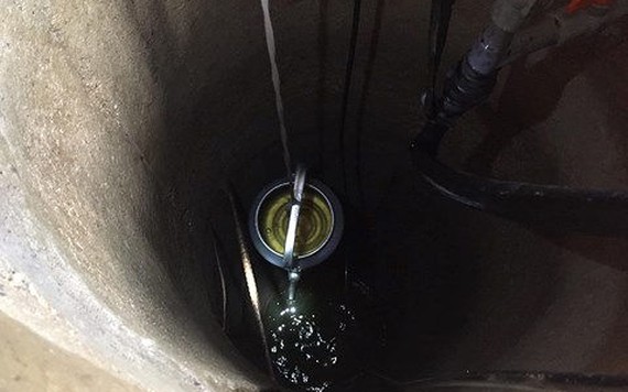 Hà Tĩnh: Kỳ lạ nước giếng biến thành dầu, người dân đua nhau đến lấy