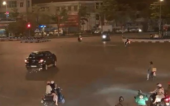 Clip: Xe máy chạy ngược chiều vào làn 120 km/h trên cao tốc Hà Nội - Hải Phòng