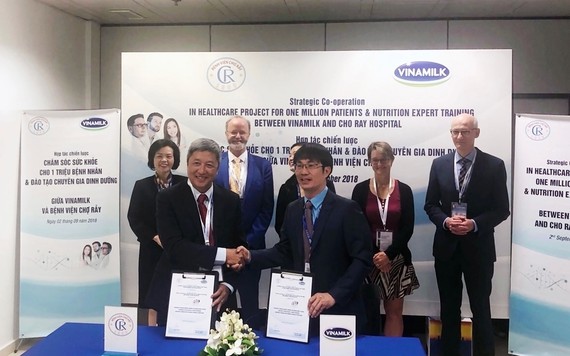 Vinamilk ký kết hợp tác chiến lược với bệnh viện Chợ Rẫy nâng tầm quốc tế
