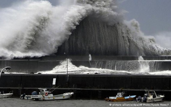 Jebi - cơn bão lớn nhất 25 năm qua càn quét Nhật Bản, sân bay Kansai đóng cửa