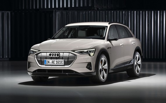 Audi giới thiệu xe điện e-tron với giá khởi điểm 74.800 USD