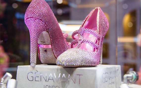 Đôi giày cao gót nạm kim cương giá 4,3 triệu USD tại Thượng Hải