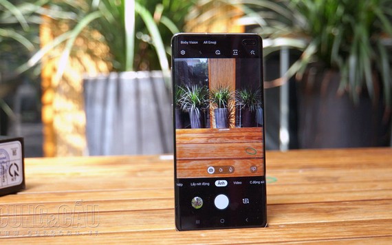 Trải nghiệm Samsung Galaxy S10+: Trắng xà cừ và màn hình khá rộng