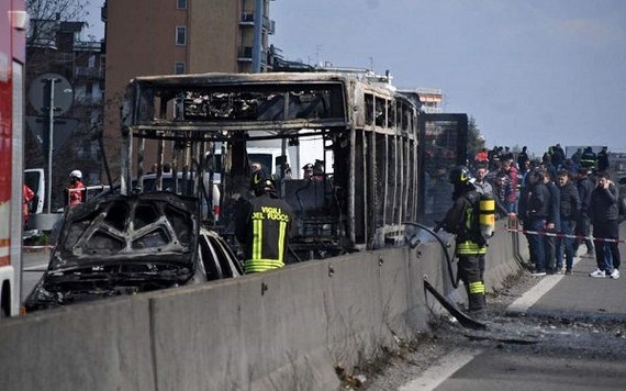 Tài xế bắt cóc 51 trẻ em, đốt cháy xe buýt
