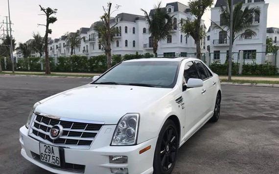 Xe sedan Cadillac STS hơn 10 năm tuổi được rao bán gần 800 triệu đồng