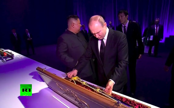Ông Kim Jong-un bất ngờ tặng ông Putin một thanh gươm