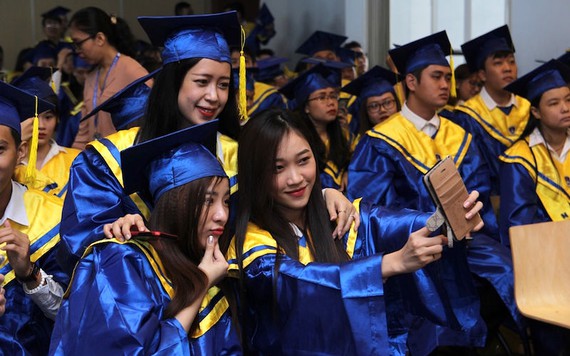 10 học viên cao học đầu tiên của Đại học Nguyễn Tất Thành nhận bằng tốt nghiệp