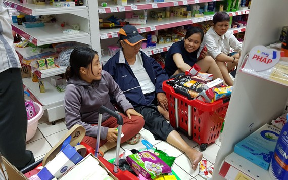 Người tiêu dùng bóc bánh ăn, khui sữa uống,... siêu thị Auchan "vỡ trận"