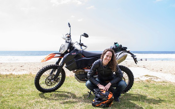 Nữ biker Úc chạy xe KTM 690 Enduro R vòng quanh thế giới đã đến Việt Nam