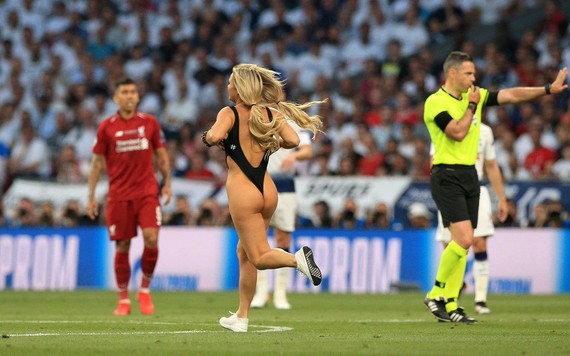 CĐV nữ mặc đồ tắm chạy vào sân trận chung kết Champions League là ai?