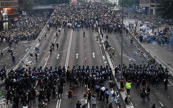 Hong Kong ngập trong khói bụi và hơi cay