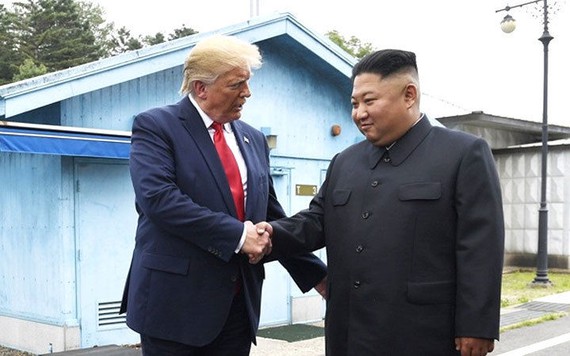 Phía sau cuộc gặp bất ngờ giữa ông Trump với nhà lãnh đạo Triều Tiên tại DMZ