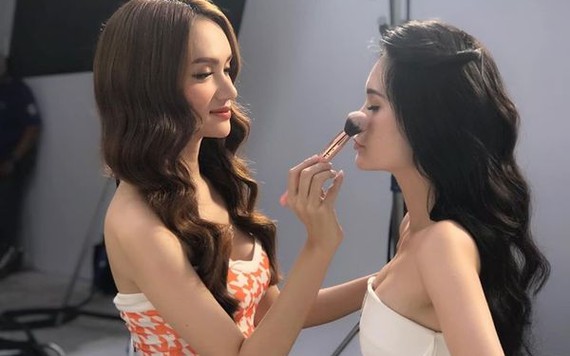 Phía sau hậu trường: Hương Giang xinh đẹp trở thành chuyên gia make-up