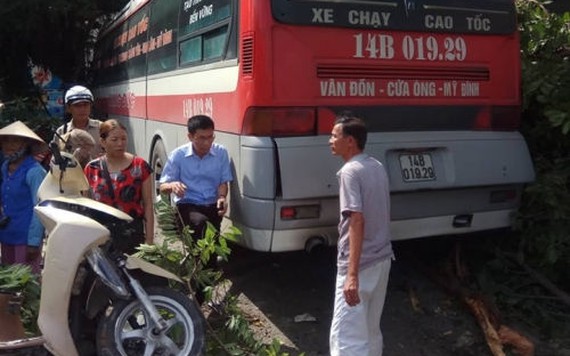 Xe khách mất lái gây tai nạn liên hoàn ở Quảng Ninh, 2 người tử vong