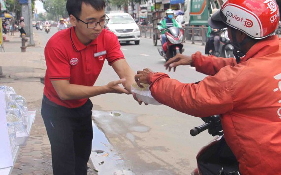 Sài Gòn thân thương hơn với cơm chay miễn phí cho người lao động nghèo