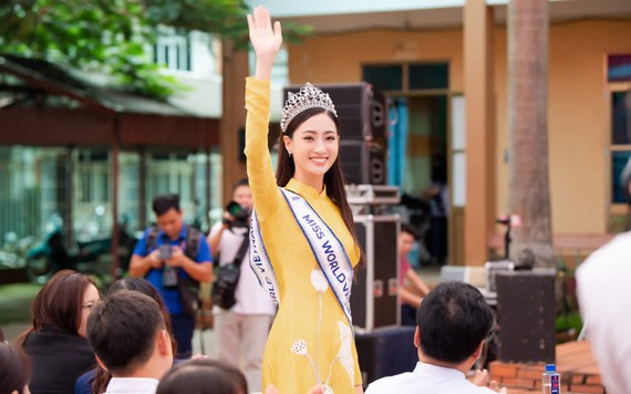 Lương Thùy Linh xinh đẹp trong tà áo dài ngày trở về trường tại Cao Bằng