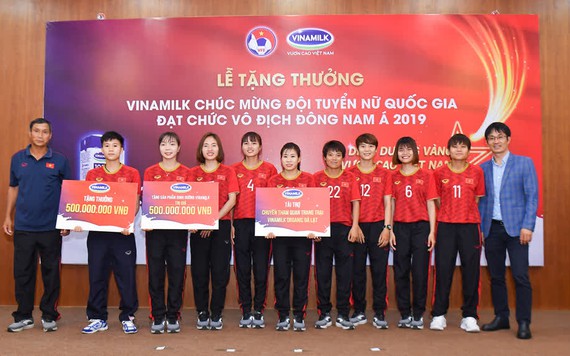 Vinamilk trao thưởng chúc mừng Đội tuyển bóng đá nữ quốc gia vô địch Đông Nam Á 2019