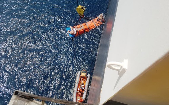 Cứu thuyền viên người nước ngoài gặp nạn ở vùng biển Hoàng Sa