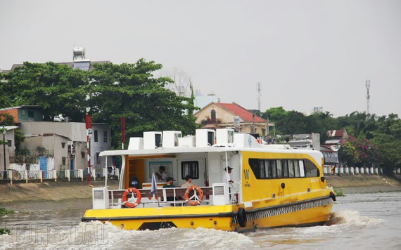 Sài Gòn ngập lụt, kẹt xe, người dân vẫn "ngó lơ" buýt đường sông
