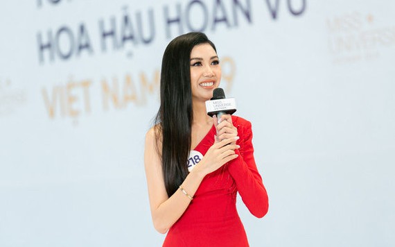 Thúy Vân bị ban giám khảo  "chất vấn" khi đi thi mà xuất hiện như người nổi tiếng