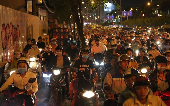 Hình thành 'điểm đen giao thông' mới quanh cầu Sài Gòn sau khi khởi động loạt công trình thi công