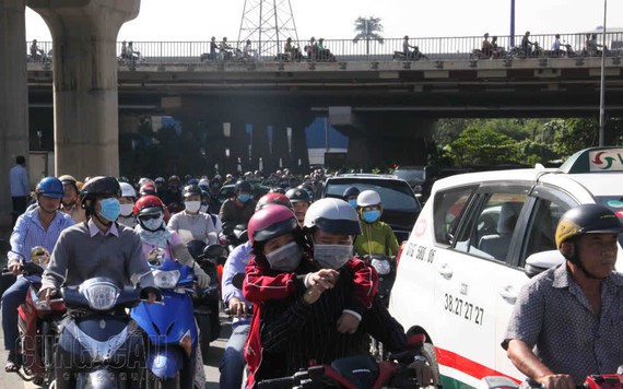 Giao thông qua Điện Biên Phủ-Nguyễn Hữu Cảnh rối loạn vì phân làn đường