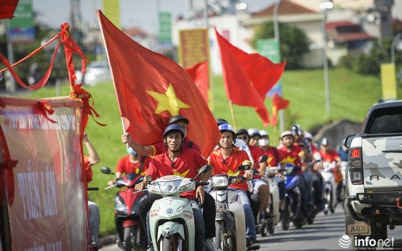 CĐV Việt Nam chung một sắc đỏ, khuấy động đường phố Hà Nội