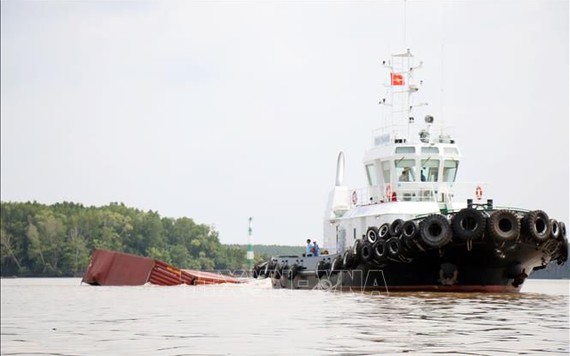 Khẩn trương khắc phục sự cố chìm tàu trên sông Lòng Tàu
