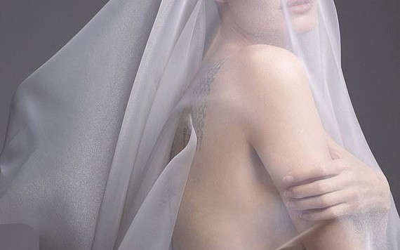 Angelina Jolie gây sốc vì lại chụp ảnh nude
