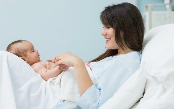 Đi làm trước khi hết thời gian nghỉ thai sản, lao động nữ được gì?