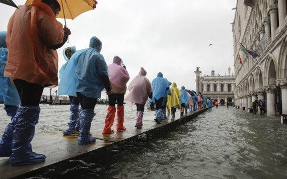 Trận lụt kinh hoàng trong hơn 50 năm nhấn chìm thành phố Venice như thế nào?