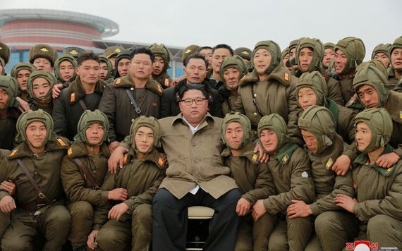 Ông Kim Jong-un liên tục thị sát tập trận để chuẩn bị chiến tranh nổ ra?